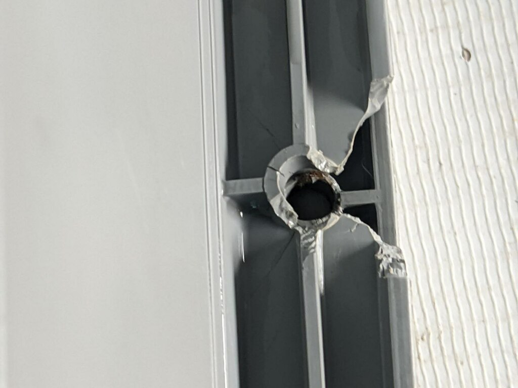 рамка вентиляционного люка кабины б/у \ облом крепления - 2